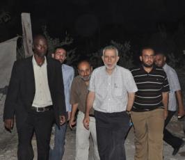 بالصور: الدكتور الهندي يتفقد عملية بناء مسجد الحسين شمال القطاع 