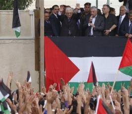 بالصور: الفلسطينيون يستقبلون رئيس السلطة الوطنية محمود عباس بعد عودته من واشنطن