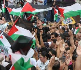 بالصور: الفلسطينيون يستقبلون رئيس السلطة الوطنية محمود عباس بعد عودته من واشنطن