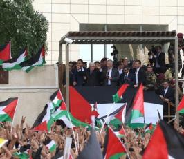 بالصور: الفلسطينيون يستقبلون رئيس السلطة الوطنية محمود عباس بعد عودته من واشنطن