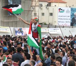 بالصور: الفلسطينيون يستقبلون رئيس السلطة الوطنية محمود عباس بعد عودته من واشنطن
