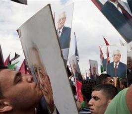 بالصور: الفلسطينيون يستقبلون رئيس السلطة الوطنية محمود عباس بعد عودته من واشنطن