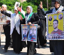 بالصور: اهالى الأسرى يخرجون بمسيرة تضامناً مع أبنائهم بسجون الإحتلال