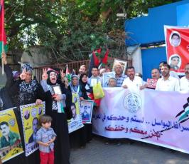 بالصور: اهالى الأسرى يخرجون بمسيرة تضامناً مع أبنائهم بسجون الإحتلال