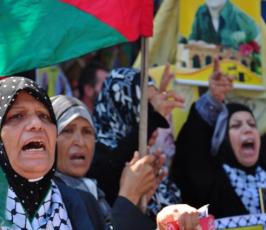بالصور: اهالى الأسرى يخرجون بمسيرة تضامناً مع أبنائهم بسجون الإحتلال