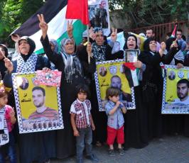 بالصور: اهالى الأسرى يخرجون بمسيرة تضامناً مع أبنائهم بسجون الإحتلال