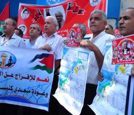 بالصور: اهالى الأسرى يخرجون بمسيرة تضامناً مع أبنائهم بسجون الإحتلال