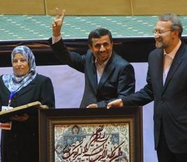 بالصور: الرئيس نجاد يكرم عوائل شهداء الأنتفاضة فى ختام مؤتمر الإنتفاضة
