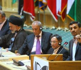 بالصور: الرئيس نجاد يكرم عوائل شهداء الأنتفاضة فى ختام مؤتمر الإنتفاضة