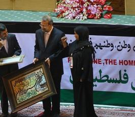 بالصور: الرئيس نجاد يكرم عوائل شهداء الأنتفاضة فى ختام مؤتمر الإنتفاضة
