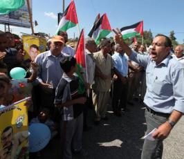 بالصور: مسيرات لأهالى الأسرى دعماً لأبنائهم بسجون الإحتلال بمدينة غزة