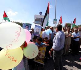 بالصور: مسيرات لأهالى الأسرى دعماً لأبنائهم بسجون الإحتلال بمدينة غزة