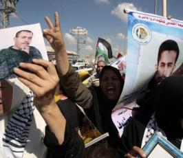 بالصور: مسيرات لأهالى الأسرى دعماً لأبنائهم بسجون الإحتلال بمدينة غزة