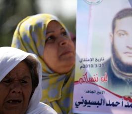 بالصور: مسيرات لأهالى الأسرى دعماً لأبنائهم بسجون الإحتلال بمدينة غزة