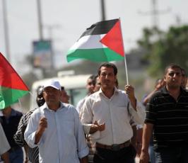 بالصور: مسيرات لأهالى الأسرى دعماً لأبنائهم بسجون الإحتلال بمدينة غزة
