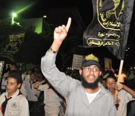 بالصور: الألاف من أنصار الجهاد يشاركون بمسيرة تضامنية مع الأسرى بسجون الإحتلال بغزة