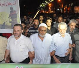 بالصور: الألاف من أنصار الجهاد يشاركون بمسيرة تضامنية مع الأسرى بسجون الإحتلال بغزة