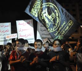 بالصور: الألاف من أنصار الجهاد يشاركون بمسيرة تضامنية مع الأسرى بسجون الإحتلال بغزة