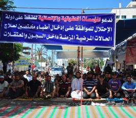 بالصور: الجهاد الإسلامى تقيم صلاة الجمعة بخيمة إعتصام الاسرى أمام الصليب الاحمر بغزة