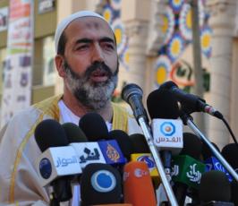 بالصور: الجهاد الإسلامى تقيم صلاة الجمعة بخيمة إعتصام الاسرى أمام الصليب الاحمر بغزة