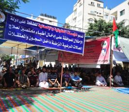 بالصور: الجهاد الإسلامى تقيم صلاة الجمعة بخيمة إعتصام الاسرى أمام الصليب الاحمر بغزة
