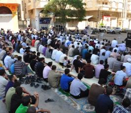 بالصور: الجهاد الإسلامى تقيم صلاة الجمعة بخيمة إعتصام الاسرى أمام الصليب الاحمر بغزة