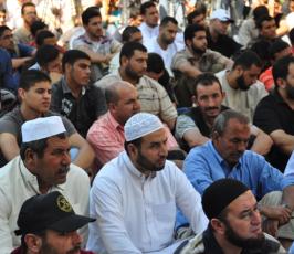 بالصور: الجهاد الإسلامى تقيم صلاة الجمعة بخيمة إعتصام الاسرى أمام الصليب الاحمر بغزة