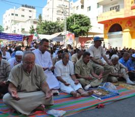 بالصور: الجهاد الإسلامى تقيم صلاة الجمعة بخيمة إعتصام الاسرى أمام الصليب الاحمر بغزة