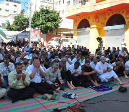 بالصور: الجهاد الإسلامى تقيم صلاة الجمعة بخيمة إعتصام الاسرى أمام الصليب الاحمر بغزة