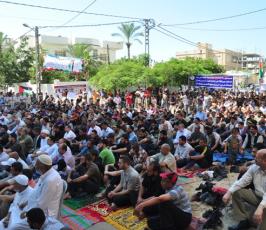 بالصور: الجهاد الإسلامى تقيم صلاة الجمعة بخيمة إعتصام الاسرى أمام الصليب الاحمر بغزة