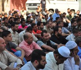بالصور: الجهاد الإسلامى تقيم صلاة الجمعة بخيمة إعتصام الاسرى أمام الصليب الاحمر بغزة