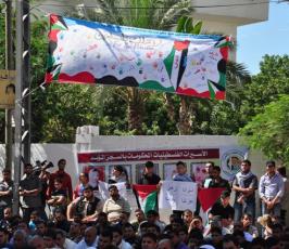بالصور: الجهاد الإسلامى تقيم صلاة الجمعة بخيمة إعتصام الاسرى أمام الصليب الاحمر بغزة