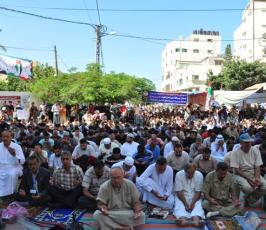 بالصور: الجهاد الإسلامى تقيم صلاة الجمعة بخيمة إعتصام الاسرى أمام الصليب الاحمر بغزة