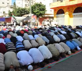 بالصور: الجهاد الإسلامى تقيم صلاة الجمعة بخيمة إعتصام الاسرى أمام الصليب الاحمر بغزة