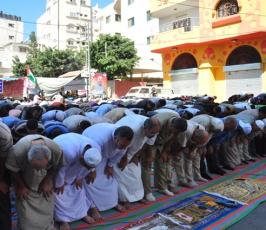 بالصور: الجهاد الإسلامى تقيم صلاة الجمعة بخيمة إعتصام الاسرى أمام الصليب الاحمر بغزة