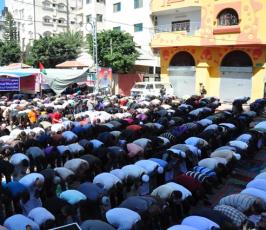 بالصور: الجهاد الإسلامى تقيم صلاة الجمعة بخيمة إعتصام الاسرى أمام الصليب الاحمر بغزة