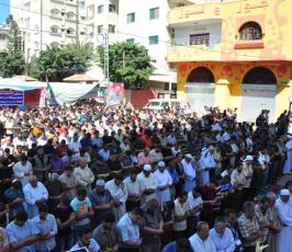 بالصور: الجهاد الإسلامى تقيم صلاة الجمعة بخيمة إعتصام الاسرى أمام الصليب الاحمر بغزة
