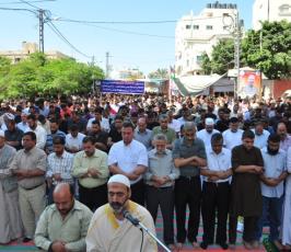 بالصور: الجهاد الإسلامى تقيم صلاة الجمعة بخيمة إعتصام الاسرى أمام الصليب الاحمر بغزة