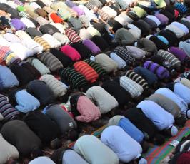 بالصور: الجهاد الإسلامى تقيم صلاة الجمعة بخيمة إعتصام الاسرى أمام الصليب الاحمر بغزة