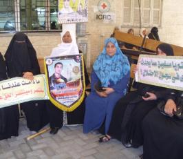 بالصور: العمل النسائي بالمنطقة الوسطى ينظم وقفة تضامنية مع الاسرى المضربين عن الطعام