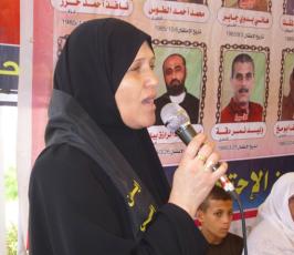 بالصور: العمل النسائي بالمنطقة الوسطى ينظم وقفة تضامنية مع الاسرى المضربين عن الطعام