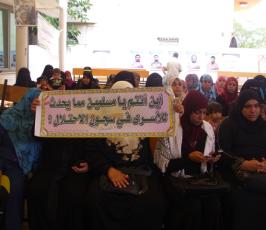 بالصور: العمل النسائي بالمنطقة الوسطى ينظم وقفة تضامنية مع الاسرى المضربين عن الطعام