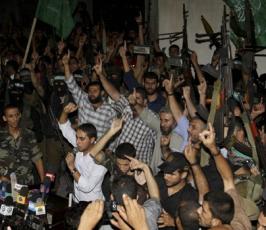 بالصور: الإحتفالات تعم شوارع غزة بعد إعلان الموافقة على صفقة تبادل الأسرى