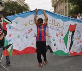 بالصور: إحتفالات ومسيرات فرحاً بإتمام صفقة الإفراج عن الأسرى بمدينة غزة