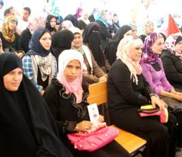 شاهد بالصور: إمهات الأسرى ينتظرون أبنائهم والتضامن معهم بمقر الصليب الأحمر بغزة