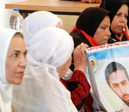 شاهد بالصور: إمهات الأسرى ينتظرون أبنائهم والتضامن معهم بمقر الصليب الأحمر بغزة