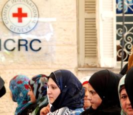 شاهد بالصور: إمهات الأسرى ينتظرون أبنائهم والتضامن معهم بمقر الصليب الأحمر بغزة