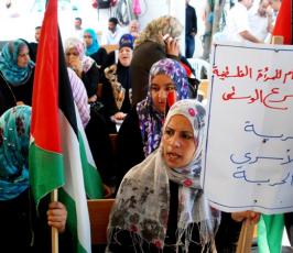 شاهد بالصور: إمهات الأسرى ينتظرون أبنائهم والتضامن معهم بمقر الصليب الأحمر بغزة
