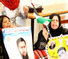 شاهد بالصور: إمهات الأسرى ينتظرون أبنائهم والتضامن معهم بمقر الصليب الأحمر بغزة