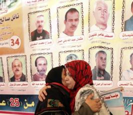 شاهد بالصور: إمهات الأسرى ينتظرون أبنائهم والتضامن معهم بمقر الصليب الأحمر بغزة